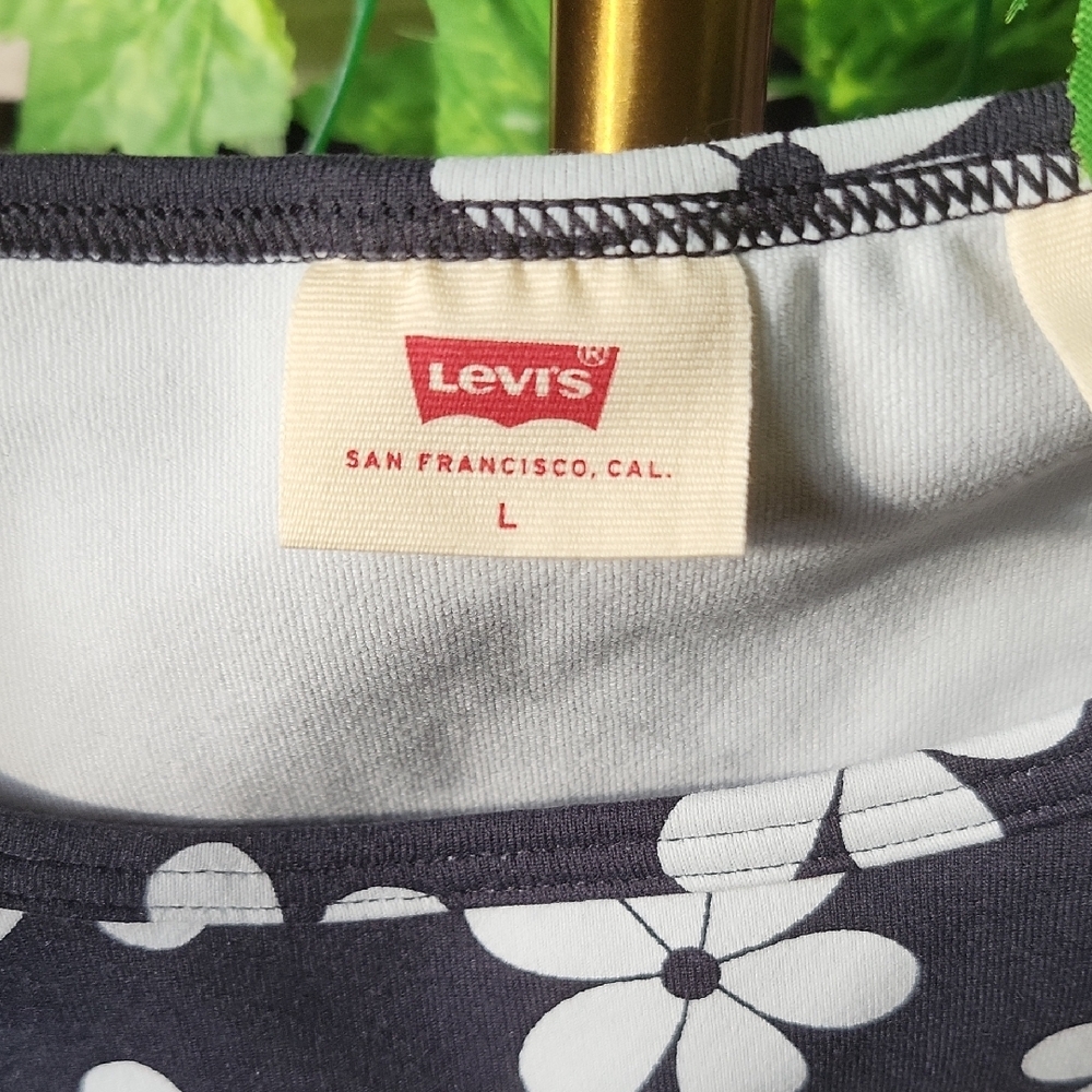 Levi's Black and White Floral Slim Fit Crop Top - Picture 2 of 6